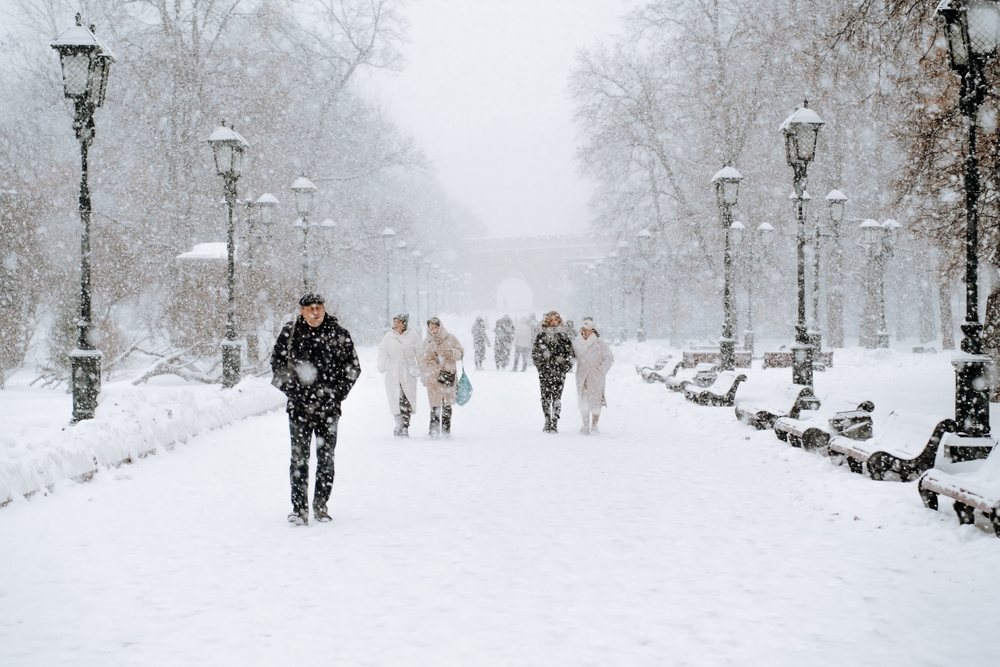 Москву продолжает заносить снегом