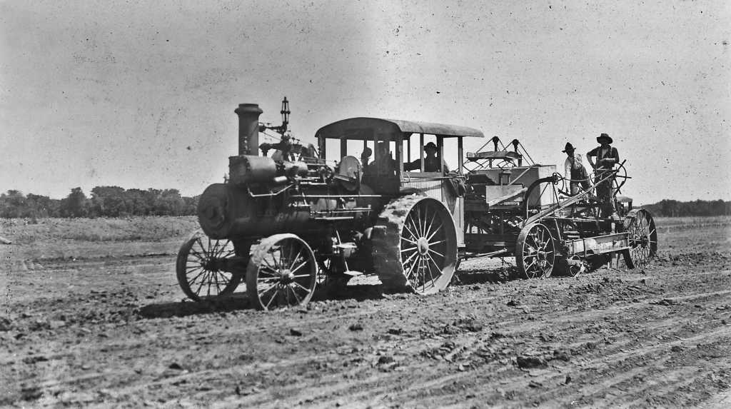 -Excavator_on_Mile_52_being_pulled_by_traction-engine,_plow_side._August_8,_1904.-_-_NARA_-_282335.jpg